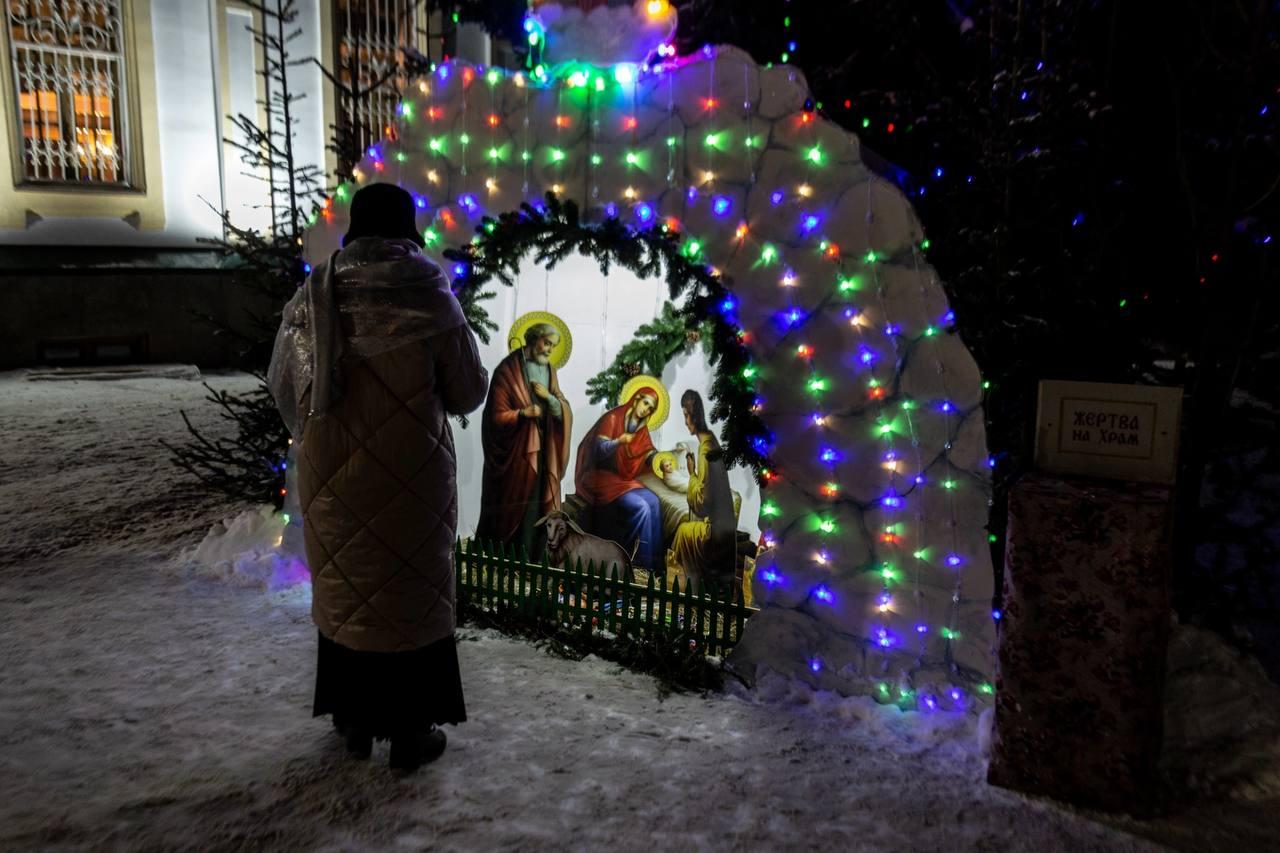 Фото Новосибирские православные христиане встретили Рождество на праздничной службе в храме  - 10 лучших фото из Вознесенского собора 5